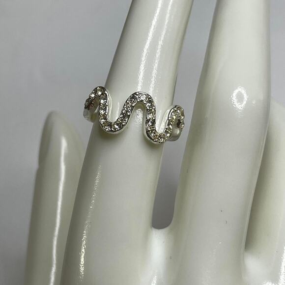 The Unbranded Brand Jewelry - Cocktail fashion silver ring women's size 6.75 with rhinestone inset